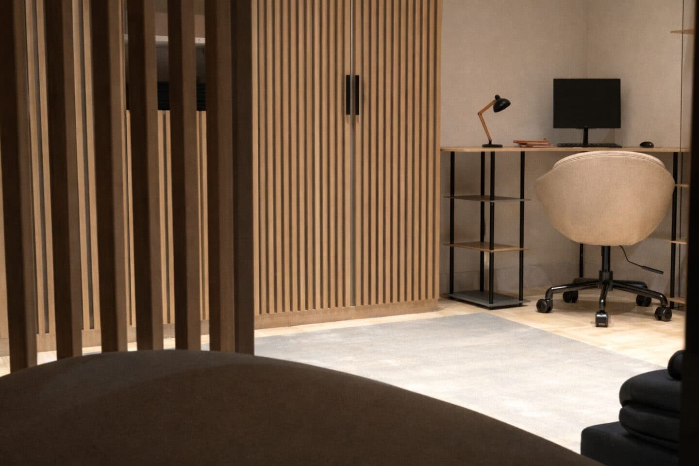 Camera flessibile con zona studio e divisori in legno